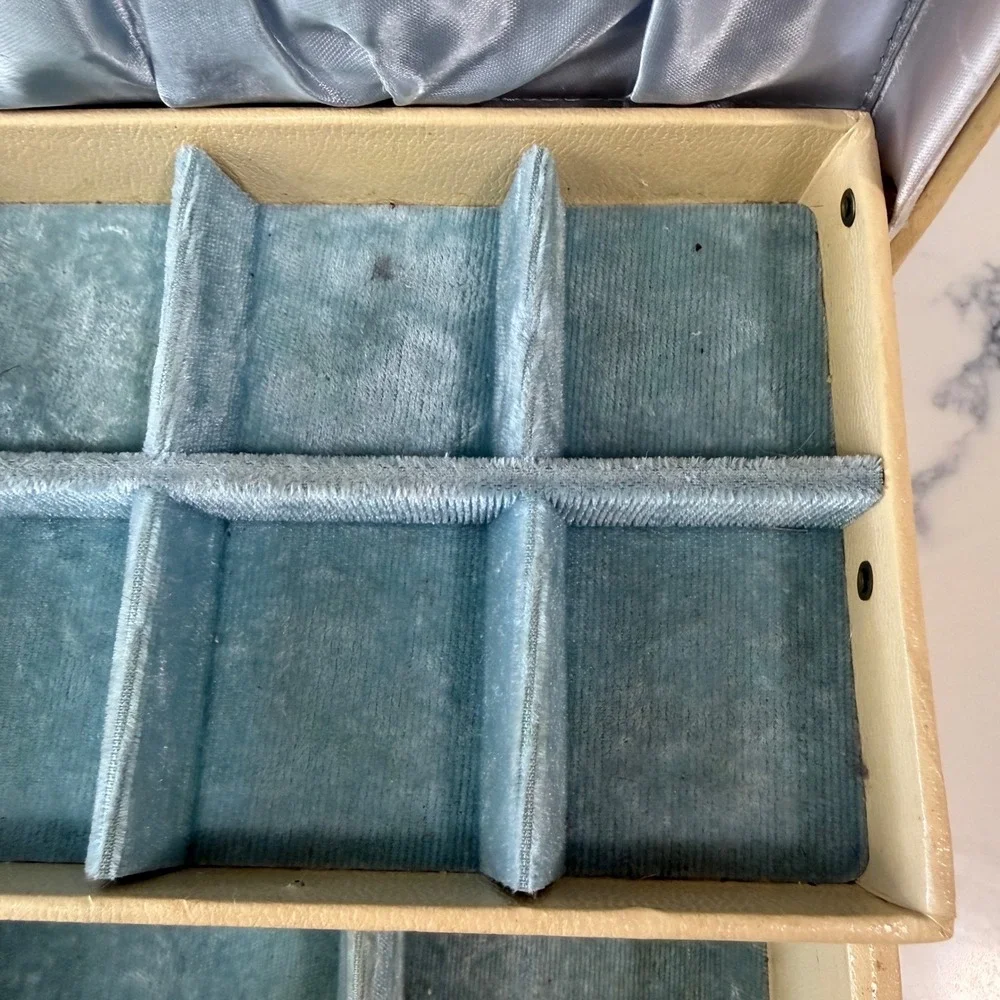 Vintage Lady Buxton Jewelry Box Cream‎ Faux Leather Gold Filigree Blue Velvet